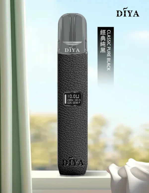 1_163c41a7-541e-4289-8b9b-1a7e3762f676.webp DIYA 叮啞 一代通用皮革主機|內建 LED 顯示螢幕與 8W-10W 雙檔切換,搭配 380mAh 穩定續航並適配一代煙彈