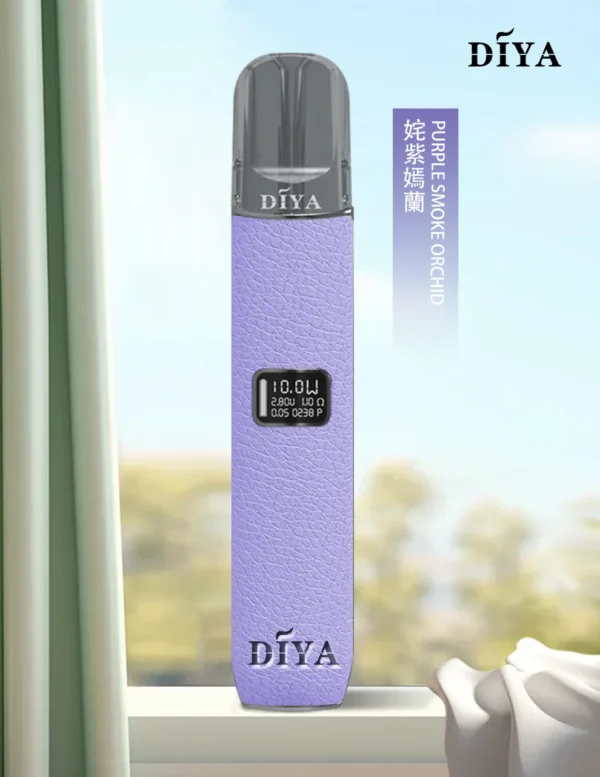 3_81f149a0-da57-475e-8232-a5a8e1d990db.webp DIYA 叮啞 一代通用皮革主機|內建 LED 顯示螢幕與 8W-10W 雙檔切換,搭配 380mAh 穩定續航並適配一代煙彈